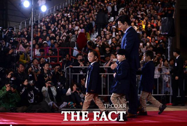 Bộ ba 'anh em quốc dân' tham gia Liên hoan phim Quốc tế Busan 2017 khiến fan phấn khích