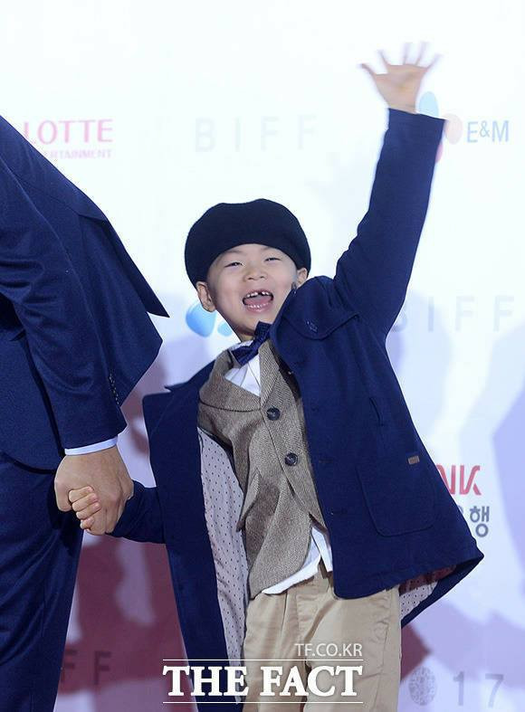 Bộ ba 'anh em quốc dân' tham gia Liên hoan phim Quốc tế Busan 2017 khiến fan phấn khích