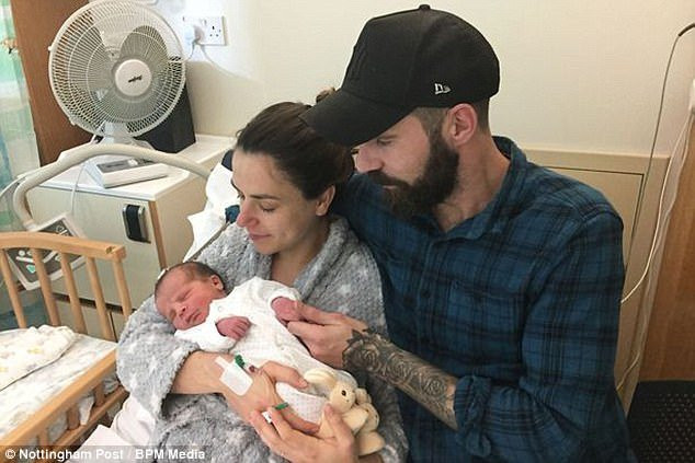 Hy hữu: Cô gái 29 tuổi sinh con khỏe mạnh dù bị ung thư cổ tử cung