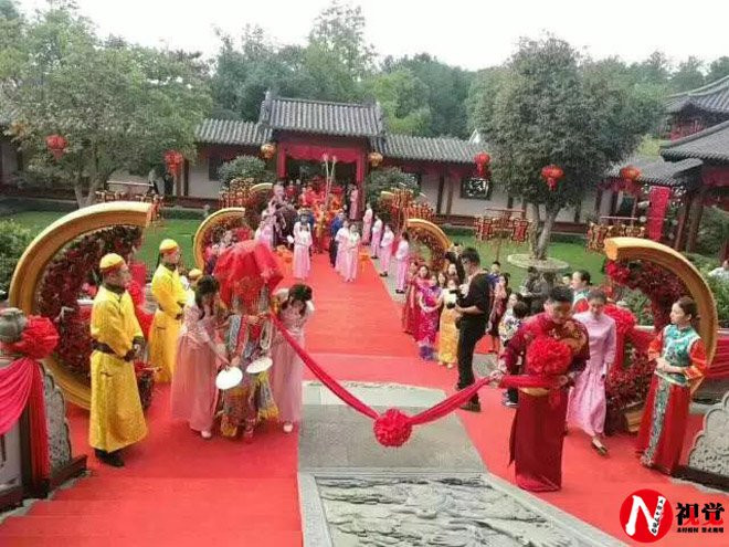 Choáng với đám cưới được làm như phim cổ trang, kiệu rước và sính lễ bạc tỷ