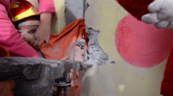 Tai nạn hy hữu: Bé gái bị kẹt đầu giữa hai bức tường hẹp