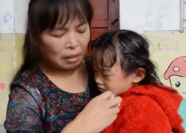 Tai nạn hy hữu: Bé gái bị kẹt đầu giữa hai bức tường hẹp