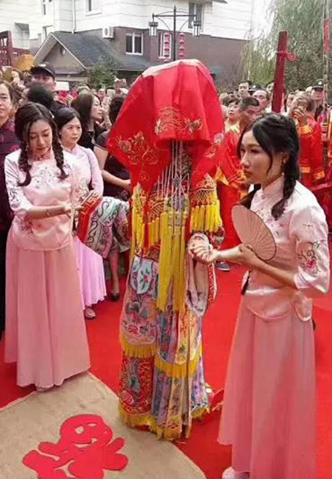 Choáng với đám cưới được làm như phim cổ trang, kiệu rước và sính lễ bạc tỷ