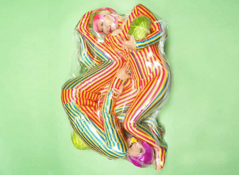 Flesh Love: Bộ ảnh 'trần trụi' về tình yêu khi được 'hút chân không' gây xúc động mạnh