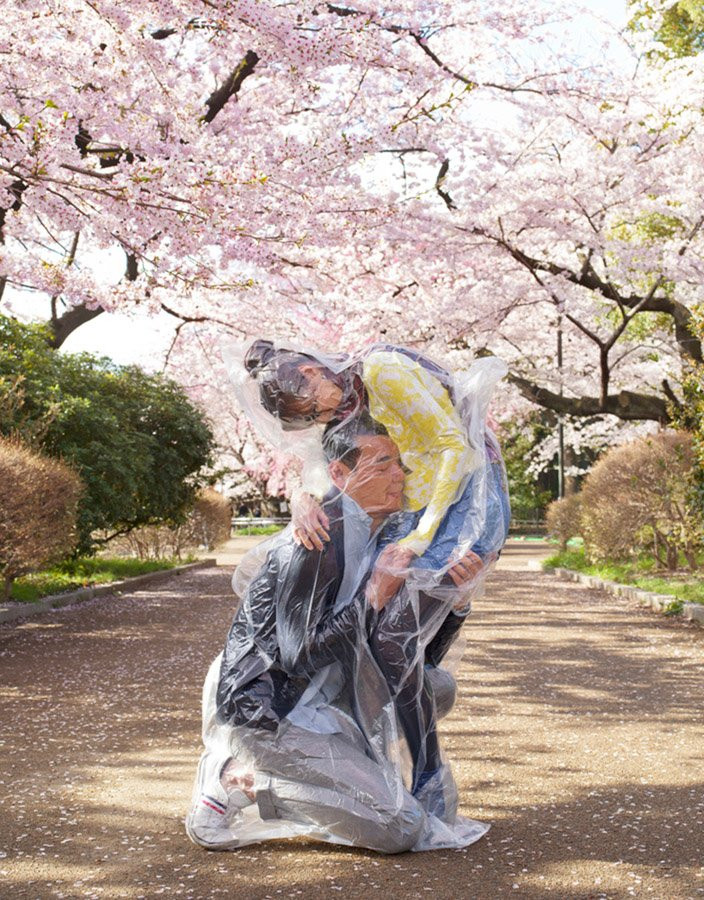 Flesh Love: Bộ ảnh 'trần trụi' về tình yêu khi được 'hút chân không' gây xúc động mạnh