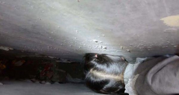 Tai nạn hy hữu: Bé gái bị kẹt đầu giữa hai bức tường hẹp