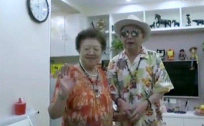 Xúc động trước lý do không ngờ của cặp vợ chồng U80 livestream mỗi ngày