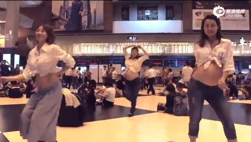 21 bà bầu rủ nhau 'quẩy tưng bừng' giữa Trung tâm thương mại gây chú ý