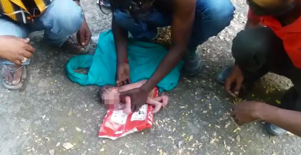 Ấn Độ: Thêm một bé gái bị bỏ rơi dã man trong thùng rác