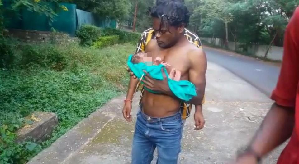 Ấn Độ: Thêm một bé gái bị bỏ rơi dã man trong thùng rác