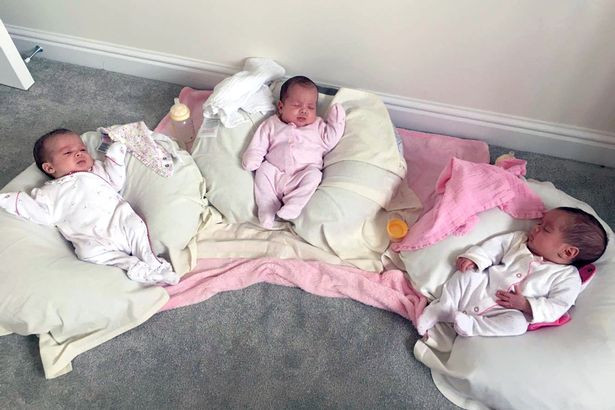 Kỳ diệu ca sinh 3 nhờ thụ tinh ống nghiệm, 1 bé còn nằm nguyên trong bọc ối