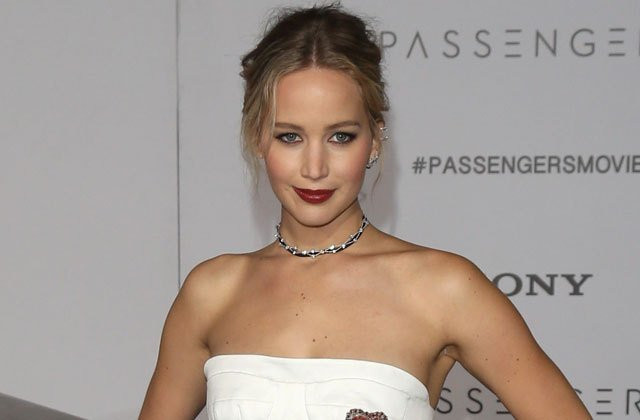 Sau ánh hào quang, sao Hollywood bị ép khỏa thân tập thể, đóng khiêu dâm và gạ tình