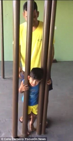 Loay hoay suốt 2 tiếng giúp con thoát kẹt khỏi thanh sắt, ông bố 'ngã ngửa' vì cách đơn giản không ngờ