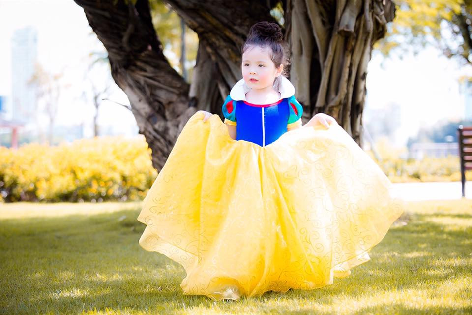 Tiểu công chúa nhà Elly Trần hóa thân thành nàng Bạch Tuyết khiến dân mạng 'phát cuồng'