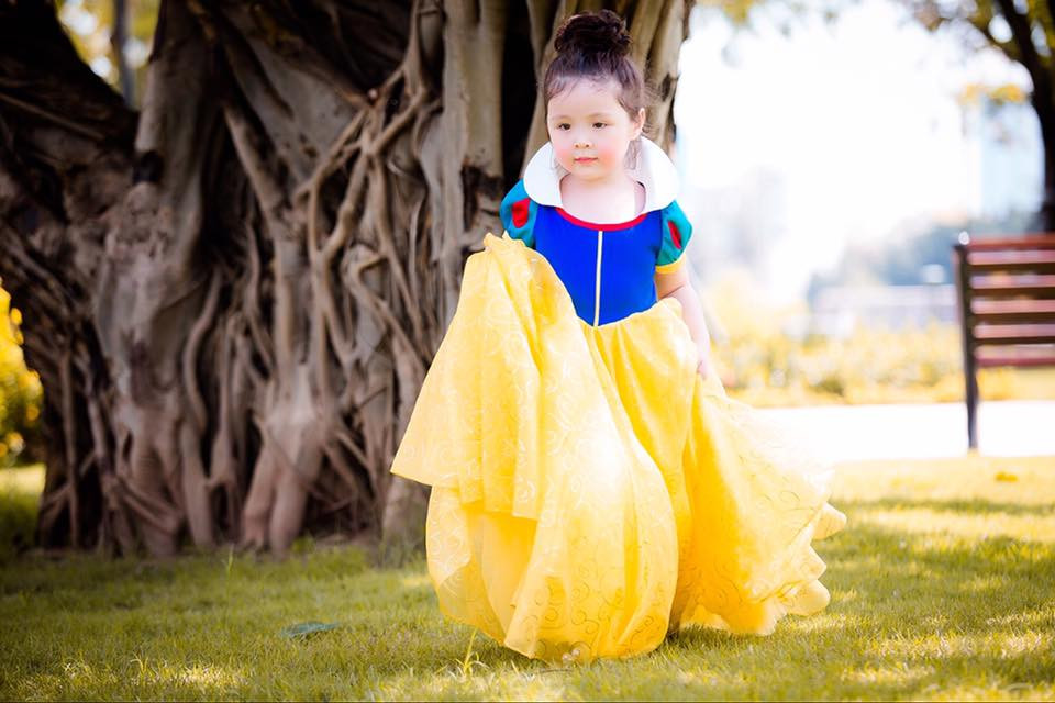 Tiểu công chúa nhà Elly Trần hóa thân thành nàng Bạch Tuyết khiến dân mạng 'phát cuồng'