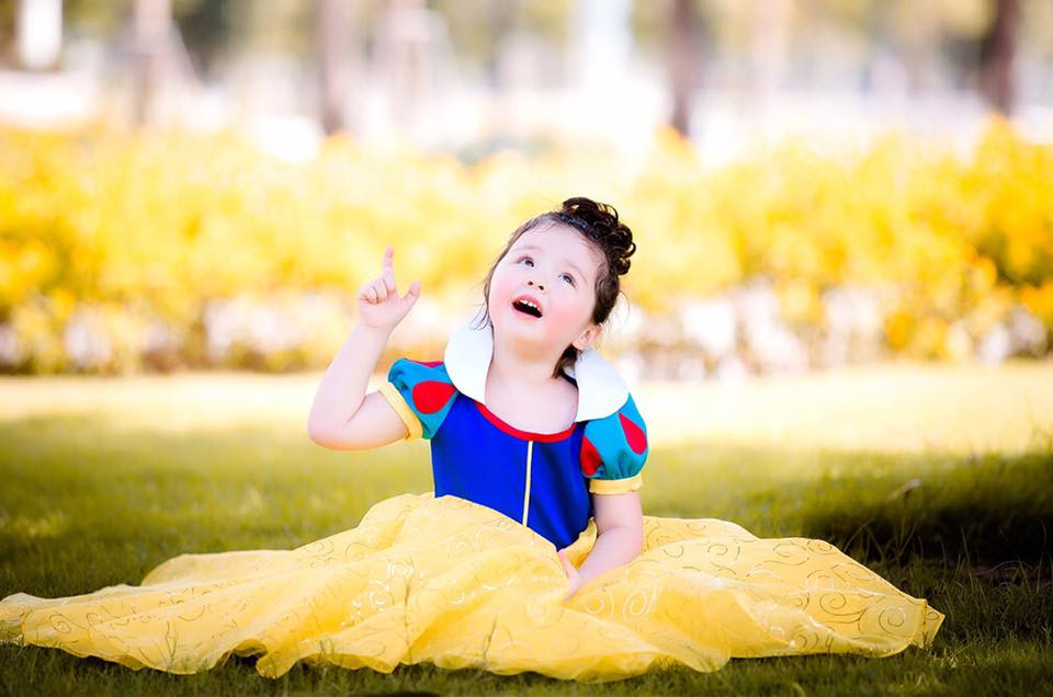 Tiểu công chúa nhà Elly Trần hóa thân thành nàng Bạch Tuyết khiến dân mạng 'phát cuồng'