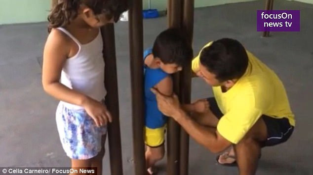 Loay hoay suốt 2 tiếng giúp con thoát kẹt khỏi thanh sắt, ông bố 'ngã ngửa' vì cách đơn giản không ngờ