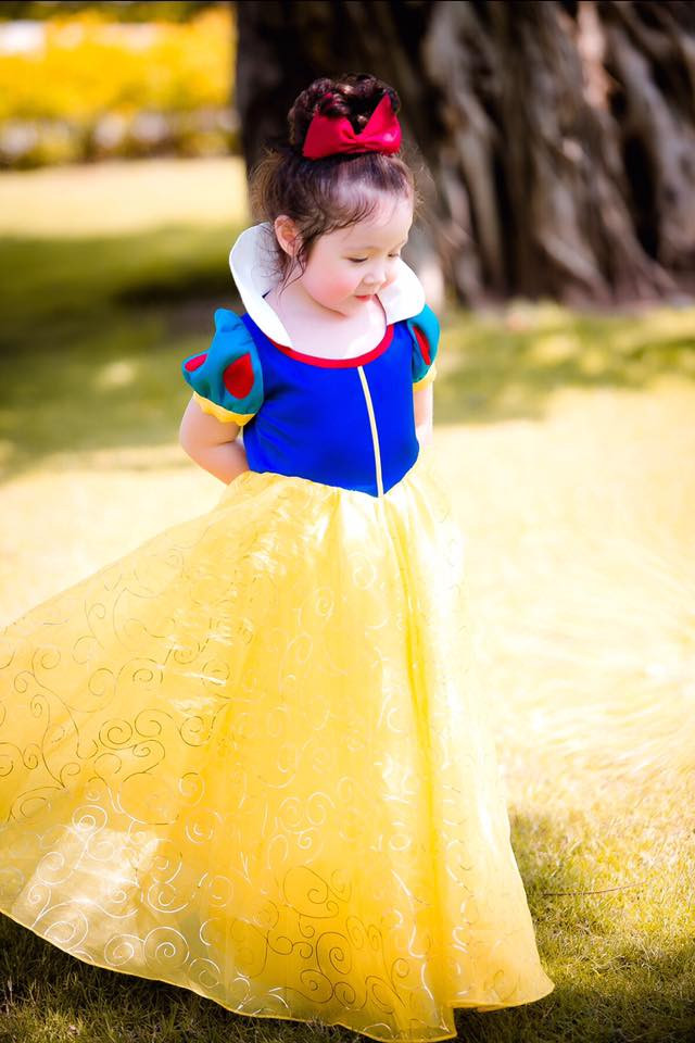 Tiểu công chúa nhà Elly Trần hóa thân thành nàng Bạch Tuyết khiến dân mạng 'phát cuồng'