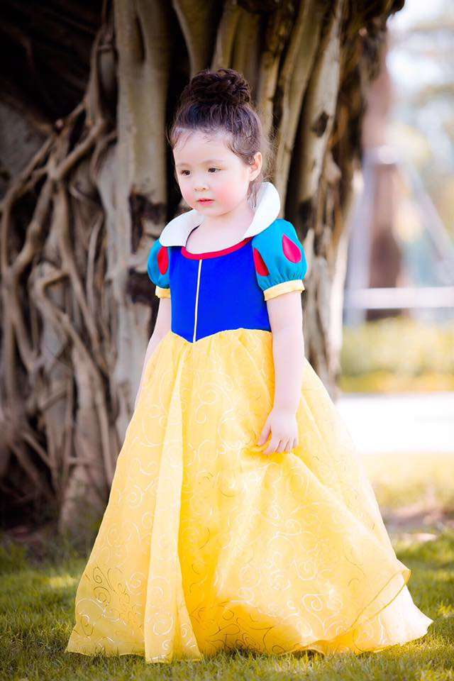 Tiểu công chúa nhà Elly Trần hóa thân thành nàng Bạch Tuyết khiến dân mạng 'phát cuồng'