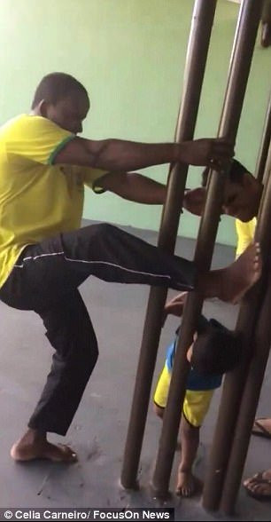 Loay hoay suốt 2 tiếng giúp con thoát kẹt khỏi thanh sắt, ông bố 'ngã ngửa' vì cách đơn giản không ngờ