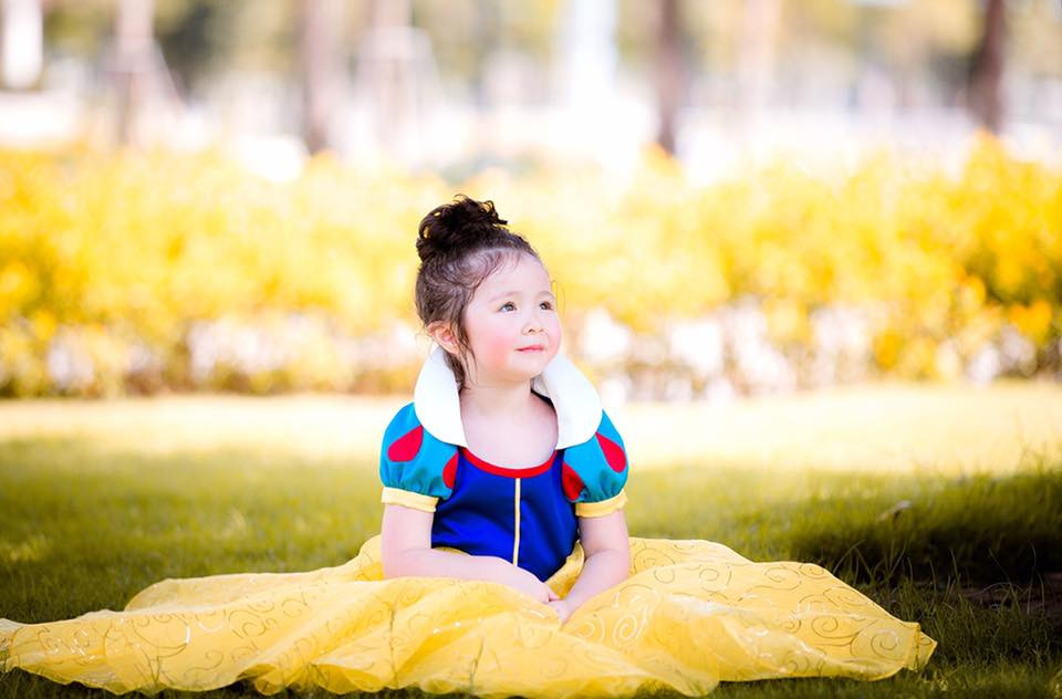 Tiểu công chúa nhà Elly Trần hóa thân thành nàng Bạch Tuyết khiến dân mạng 'phát cuồng'