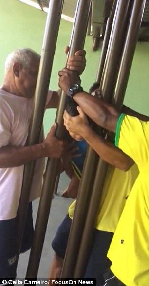 Loay hoay suốt 2 tiếng giúp con thoát kẹt khỏi thanh sắt, ông bố 'ngã ngửa' vì cách đơn giản không ngờ