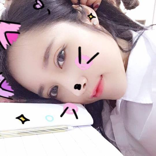 Hai cô gái Hà Nội xinh đẹp gây xôn xao khi diện váy ngắn và để lộ hình xăm nơi công sở