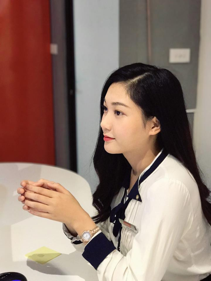 Hai cô gái Hà Nội xinh đẹp gây xôn xao khi diện váy ngắn và để lộ hình xăm nơi công sở