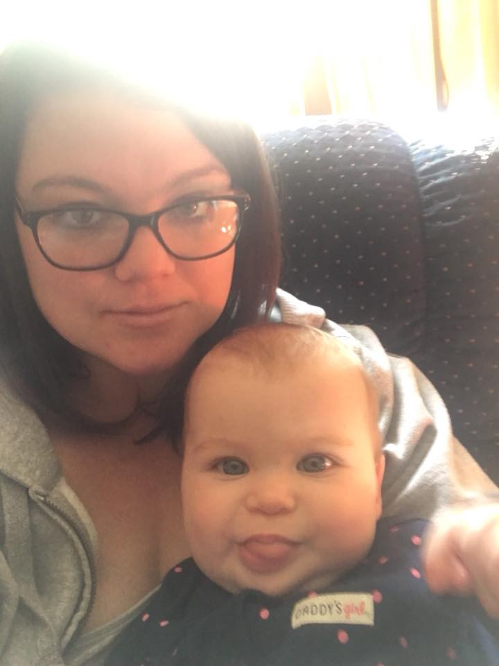 Bức ảnh 2 túi sữa mẹ khác màu được vắt cách nhau 3 ngày chứng minh sự kỳ diệu của sữa mẹ