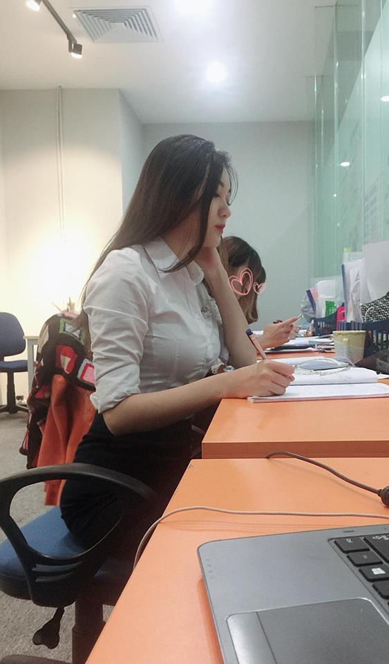 Hai cô gái Hà Nội xinh đẹp gây xôn xao khi diện váy ngắn và để lộ hình xăm  nơi công sở