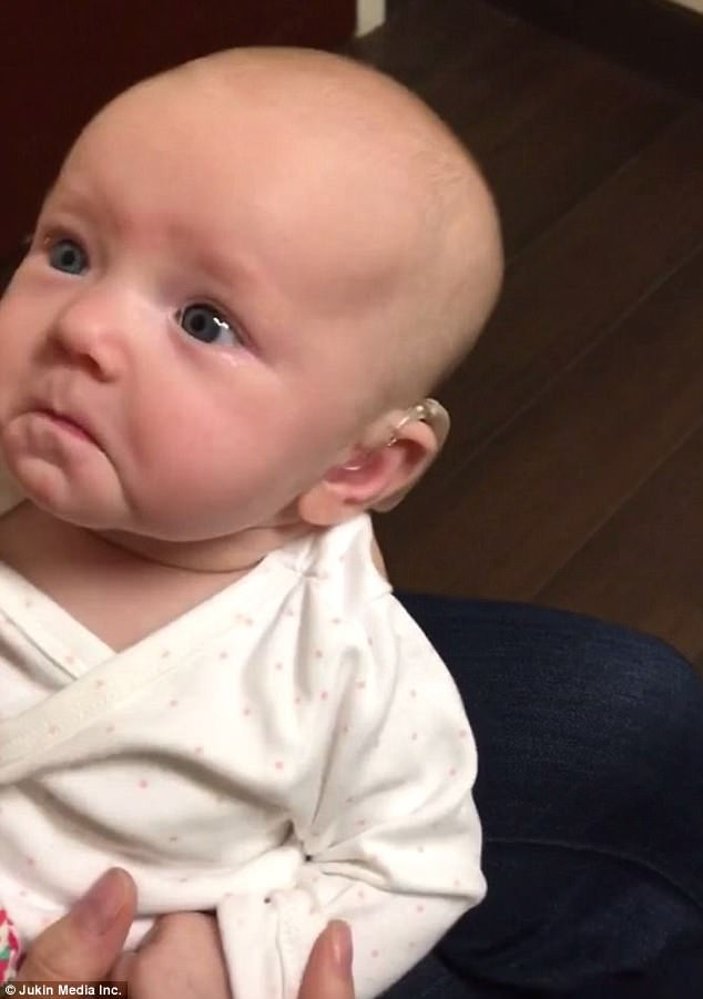 Xúc động khoảnh khắc em bé rớm lệ khi lần đầu nghe tiếng mẹ qua máy trợ thính