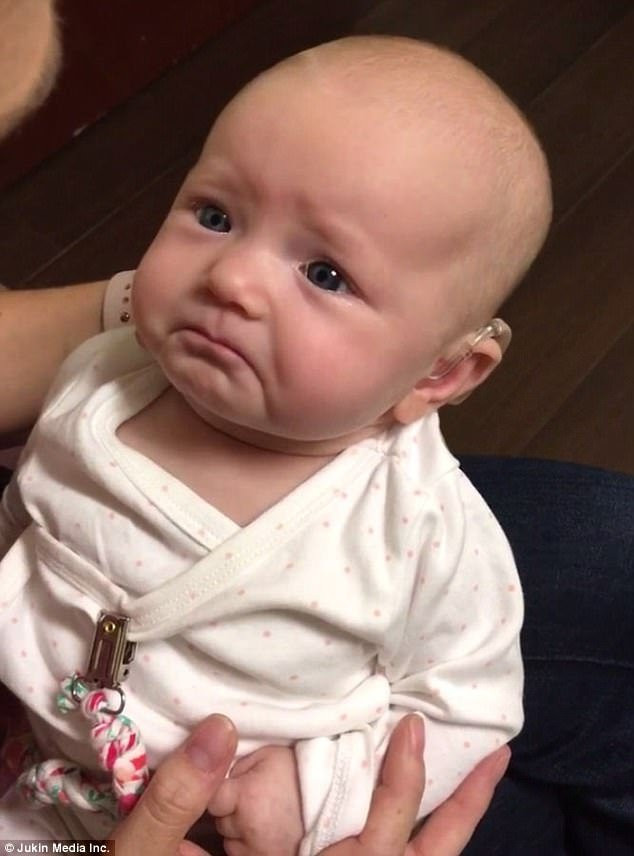 Xúc động khoảnh khắc em bé rớm lệ khi lần đầu nghe tiếng mẹ qua máy trợ thính