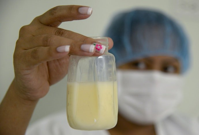 Bức ảnh 2 túi sữa mẹ khác màu được vắt cách nhau 3 ngày chứng minh sự kỳ diệu của sữa mẹ