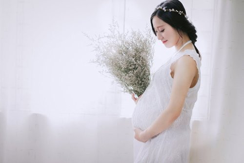 Loạt ảnh mẹ bầu xinh đẹp và cuốn hút chứng minh: Phụ nữ đẹp nhất khi làm mẹ