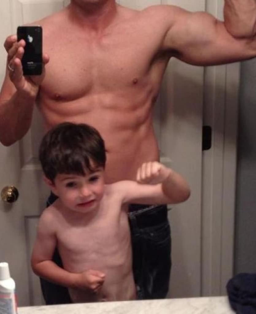 Cười vỡ bụng với bộ ảnh cha con giống nhau y đúc, không nhầm đi đâu