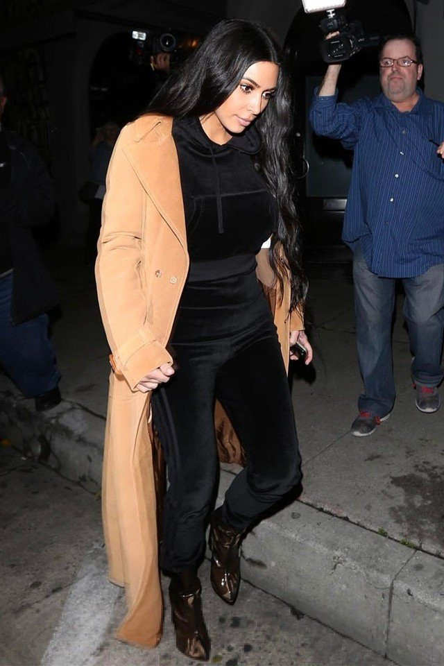 Học cách phối đồ chất như Kim Kardashian để che ba vòng 'quá khổ'