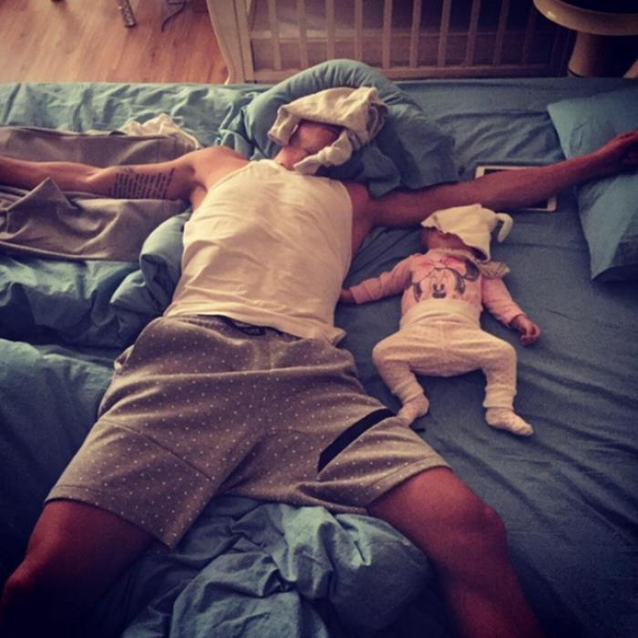 Cười vỡ bụng với bộ ảnh cha con giống nhau y đúc, không nhầm đi đâu