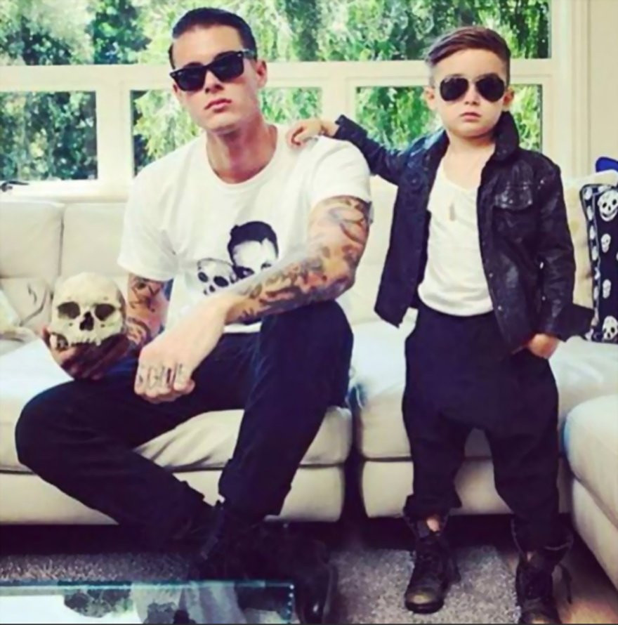 Cười vỡ bụng với bộ ảnh cha con giống nhau y đúc, không nhầm đi đâu