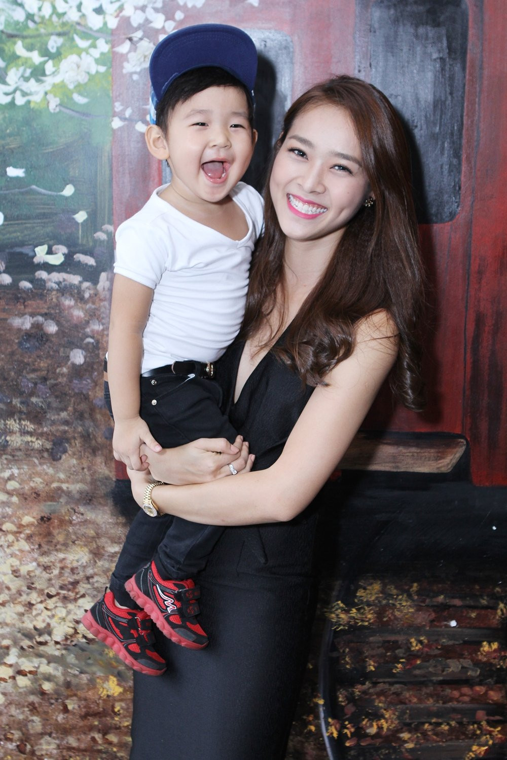 Đặt lên bàn cân dàn 'hot girl bỉm sữa Việt': Ai viên mãn hơn ai?