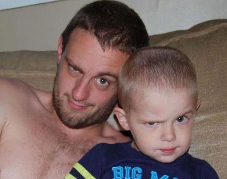 Cười vỡ bụng với bộ ảnh cha con giống nhau y đúc, không nhầm đi đâu