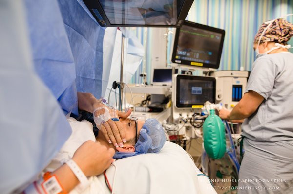 Xúc động người mẹ phải cắt một bên ngực vì ung thư vú vẫn cố cho con bú