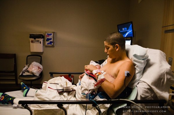 Xúc động người mẹ phải cắt một bên ngực vì ung thư vú vẫn cố cho con bú