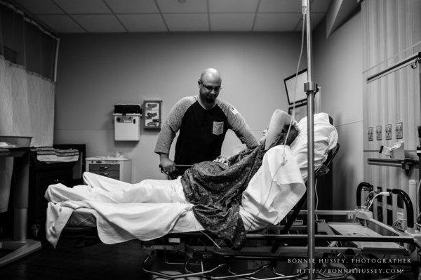 Xúc động người mẹ phải cắt một bên ngực vì ung thư vú vẫn cố cho con bú