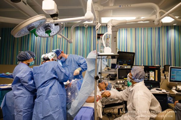 Xúc động người mẹ phải cắt một bên ngực vì ung thư vú vẫn cố cho con bú