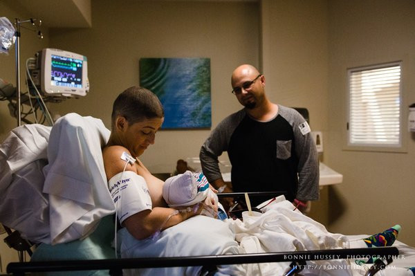 Xúc động người mẹ phải cắt một bên ngực vì ung thư vú vẫn cố cho con bú