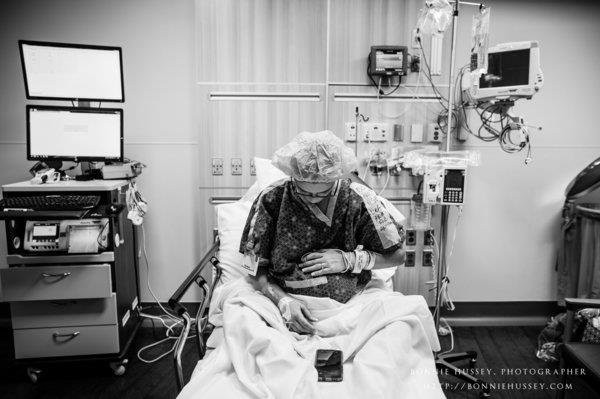 Xúc động người mẹ phải cắt một bên ngực vì ung thư vú vẫn cố cho con bú