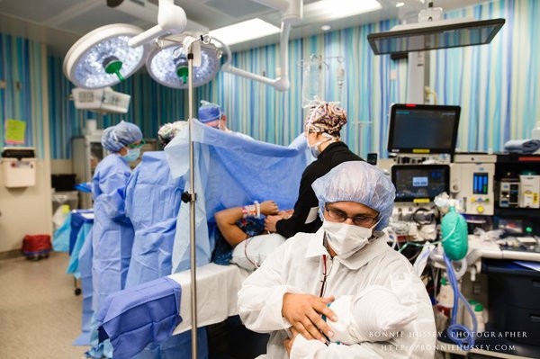 Xúc động người mẹ phải cắt một bên ngực vì ung thư vú vẫn cố cho con bú