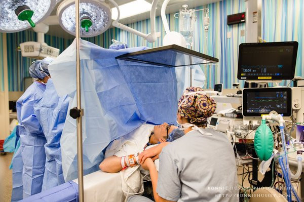 Xúc động người mẹ phải cắt một bên ngực vì ung thư vú vẫn cố cho con bú