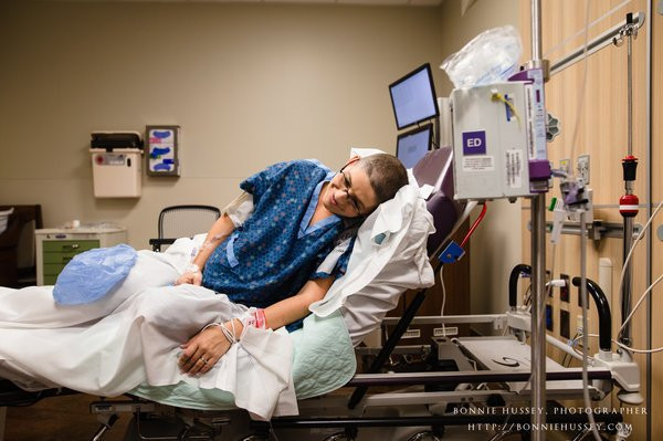 Xúc động người mẹ phải cắt một bên ngực vì ung thư vú vẫn cố cho con bú