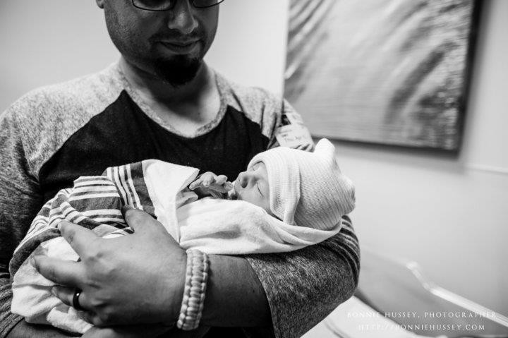 Xúc động người mẹ phải cắt một bên ngực vì ung thư vú vẫn cố cho con bú